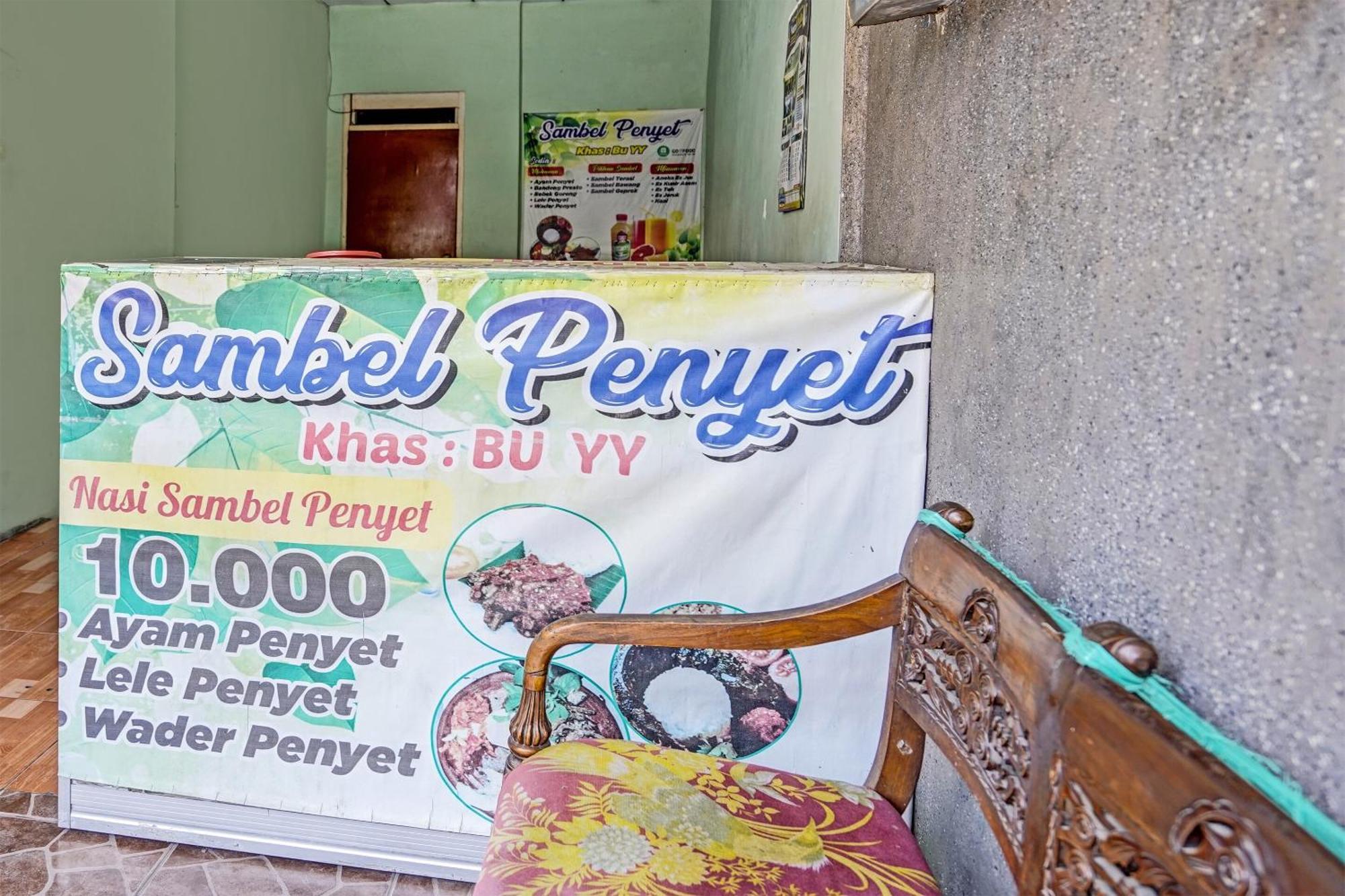 Spot On 91716 Kost Yy Syariah Hotell Mojokerto Exteriör bild