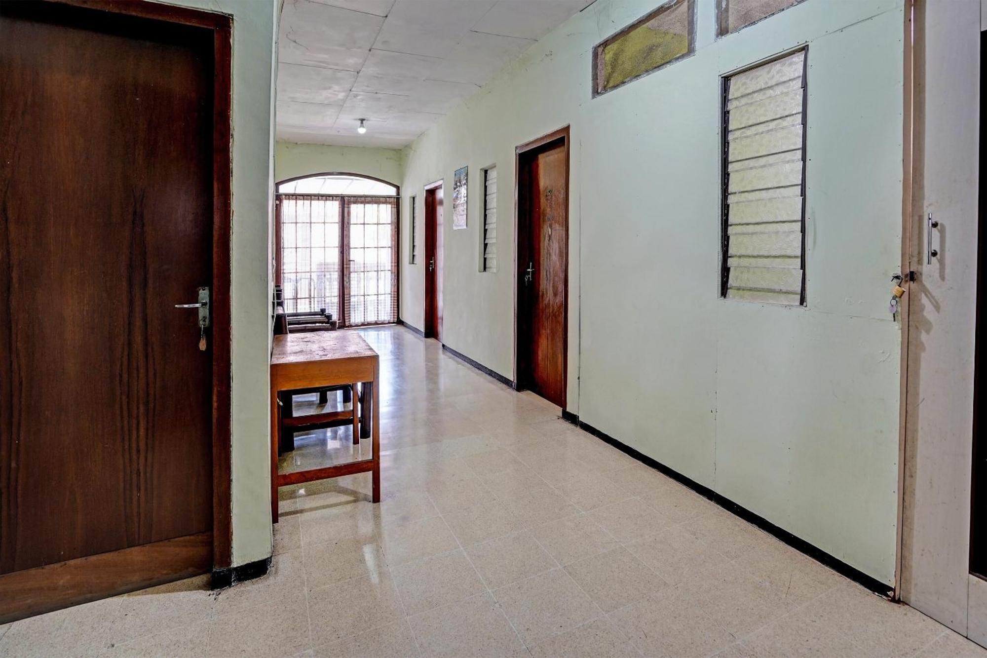 Spot On 91716 Kost Yy Syariah Hotell Mojokerto Exteriör bild