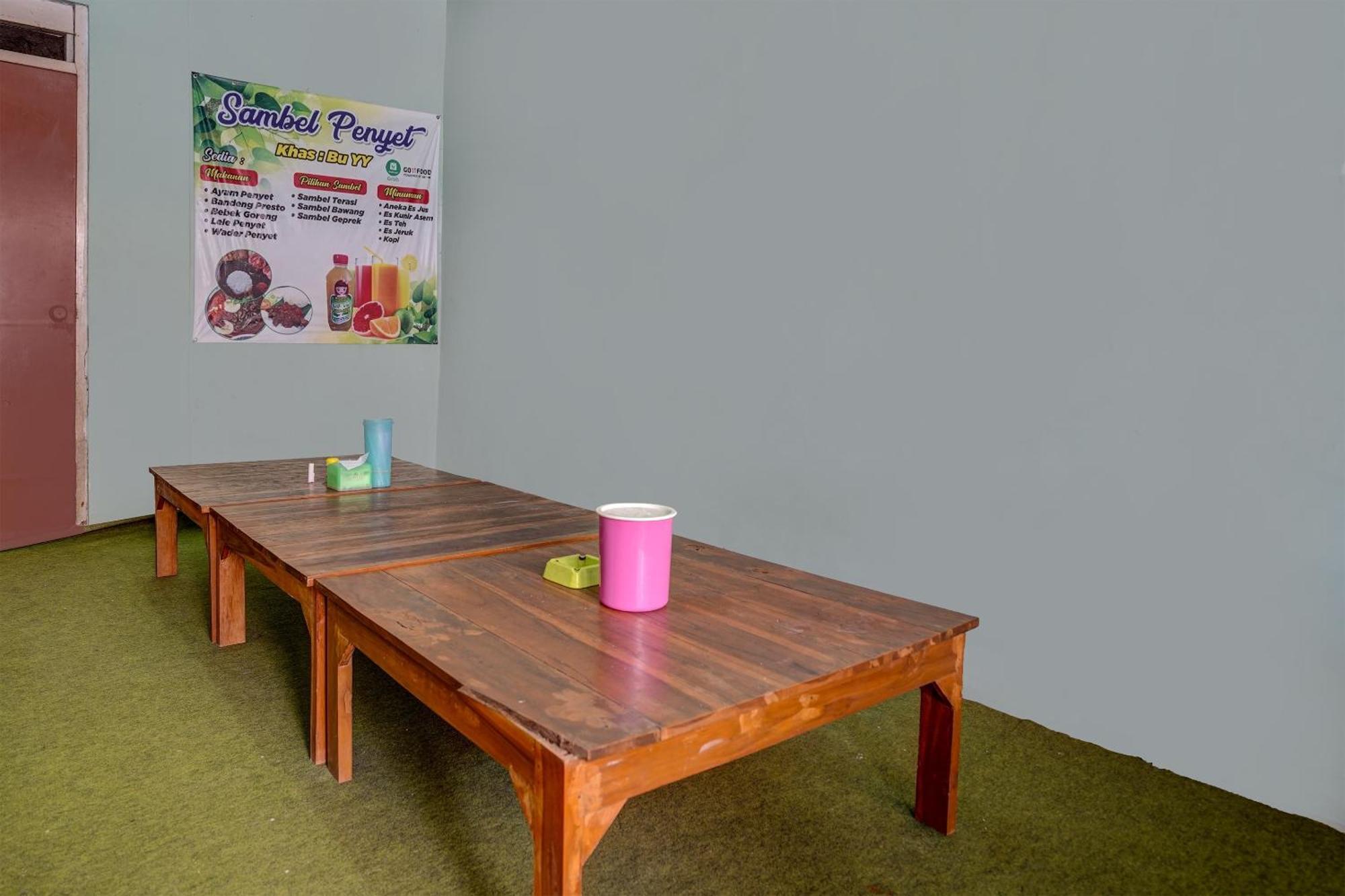 Spot On 91716 Kost Yy Syariah Hotell Mojokerto Exteriör bild